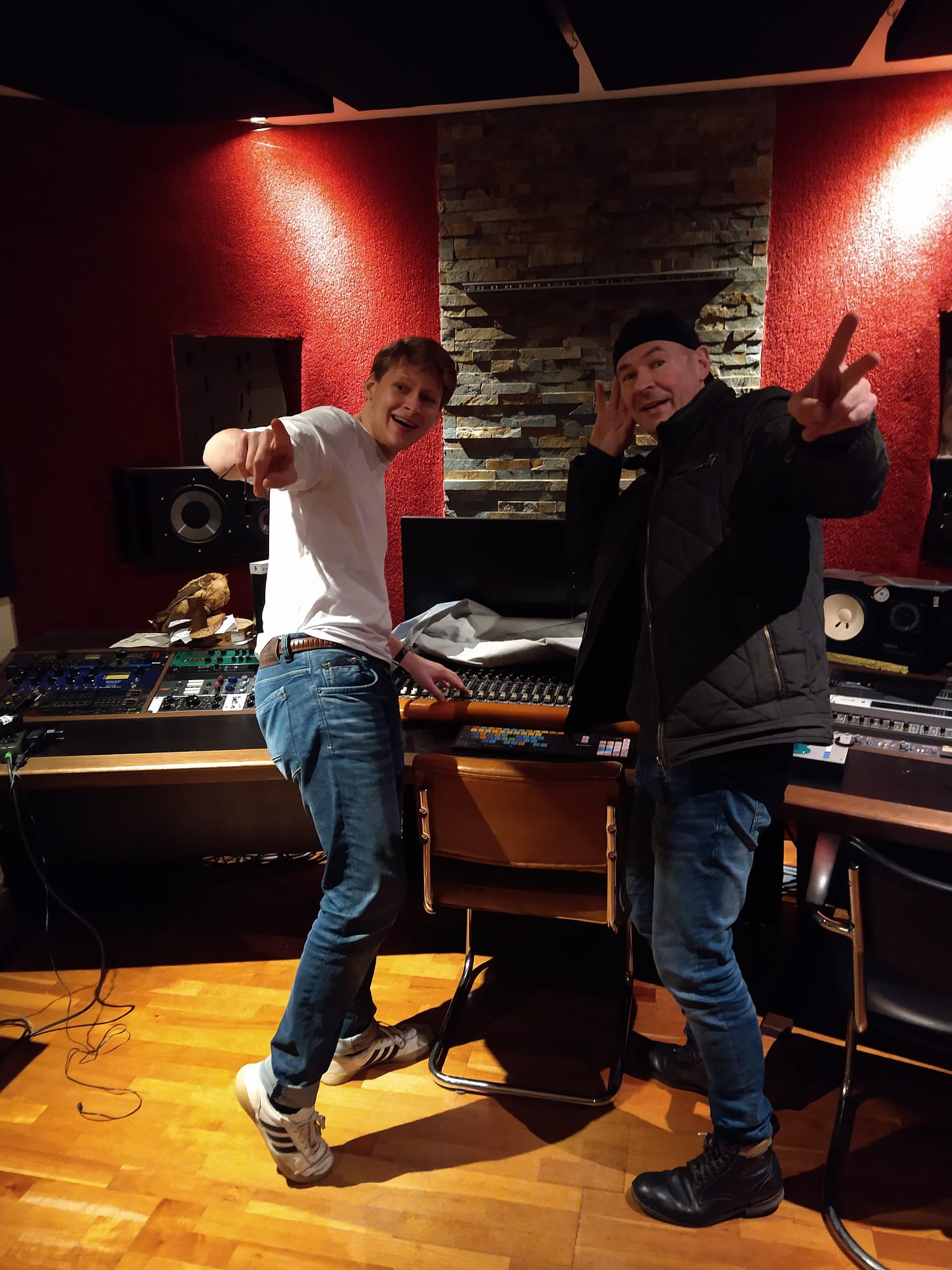 Ramon met leerling in de studio